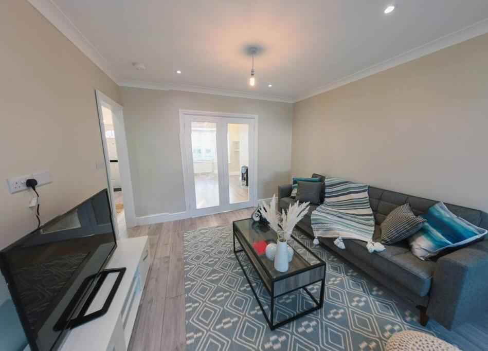 Morden  Homely & Peaceful Living Space מראה חיצוני תמונה