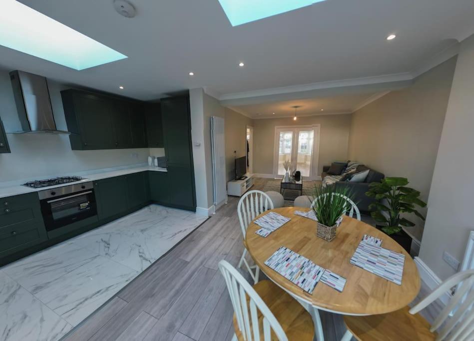 Morden  Homely & Peaceful Living Space מראה חיצוני תמונה